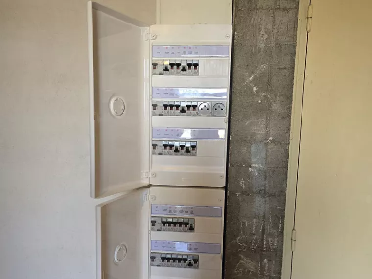 Faire renover une ancienne armoire électrique hors norme, Monteux, G.M ELEC